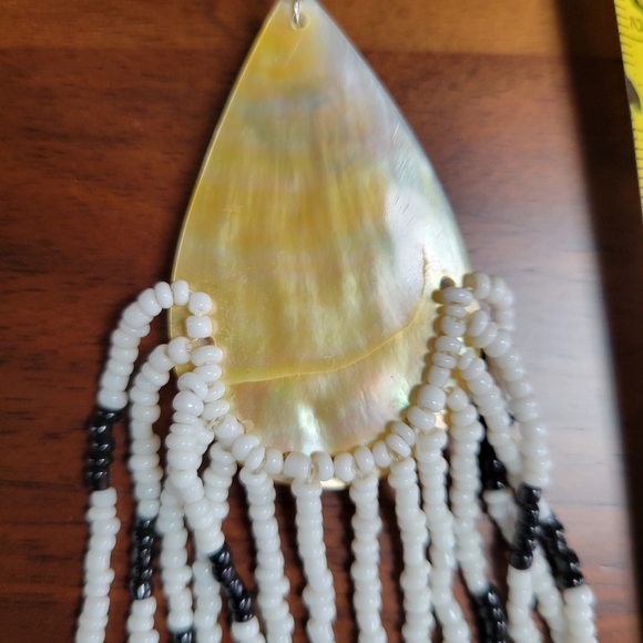 Extra long bead and mother of pearl earrings - Picture 4 of 4
